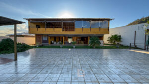 Casa à Venda em Condomínio